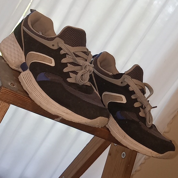 Boys Size 6 Shoes - Picture 5 of 12